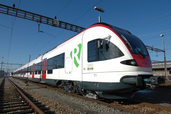 Oktober 2005: Einsatz der ersten FLIRT-Fahrzeuge auf der S5 (Weil - Steinen). Im Februar 2006 werden die neuen Fahrzeuge auch auf der S6 (Zell -Basel) und beim Seehas (Konstanz - Engen) eingesetzt.